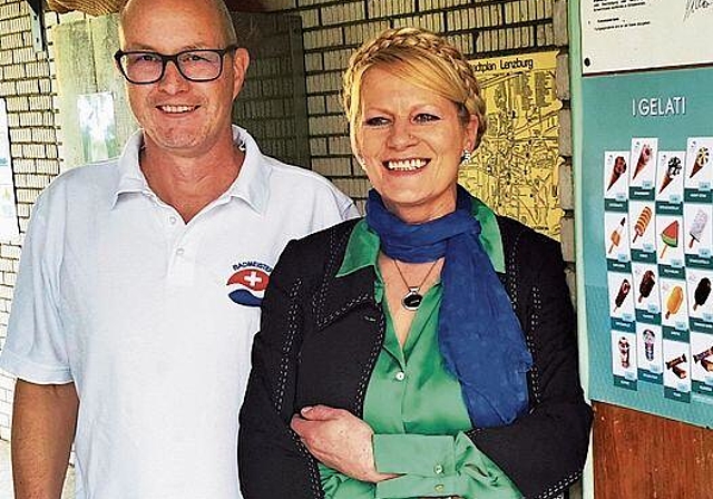 Freuen sich auf zahlreiche Besucher: Badmeister Christof Hübscher und Restaurantleiterin Elisabeth Steiner.Foto: Fritz Thut