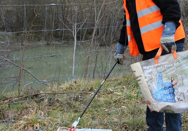 Einsammel-Prozedere: Erst kommt der Abfall in eine Tragtasche, dann wird er auf dem Güselwagen sortiert.