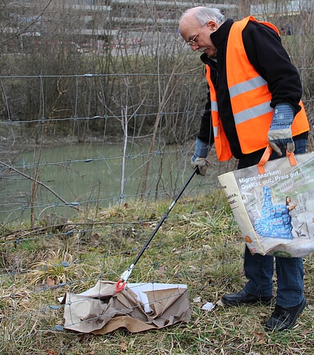 Einsammel-Prozedere: Erst kommt der Abfall in eine Tragtasche, dann wird er auf dem Güselwagen sortiert.