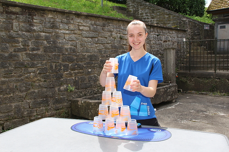 Sieht einfach aus, ist aber herausfordernd: Anouk Dähler beim Sport Stacking. Foto: Carolin Frei