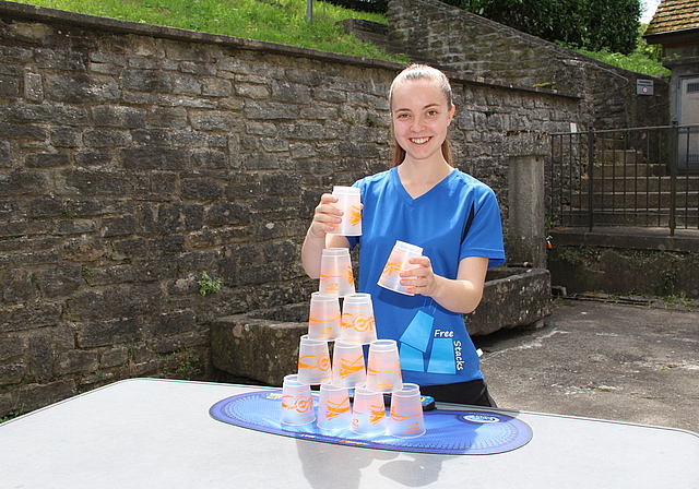 Sieht einfach aus, ist aber herausfordernd: Anouk Dähler beim Sport Stacking. Foto: Carolin Frei