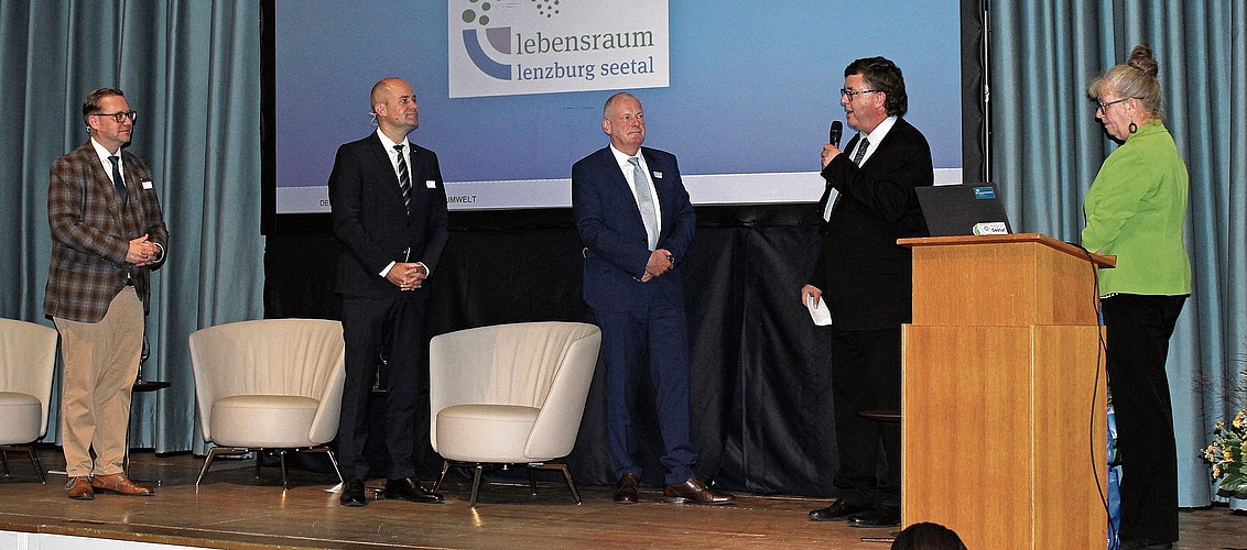 Raimund Wenger dankt Fabian Peter und Stephan Attiger für die Diskussionsrunde.