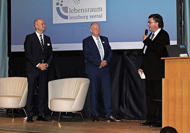 Raimund Wenger dankt Fabian Peter und Stephan Attiger für die Diskussionsrunde.