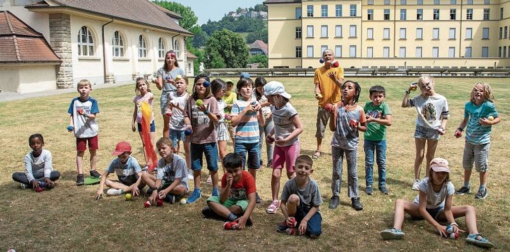 Gezeichnet vom Training: Die Klasse P2c von Lara Büchler (hinten links) und mit Hansruedi Baumann (hinten rechts) übte noch einmal intensiv für die Aufführungen in der Aula. Foto: Peter Winkelmann
