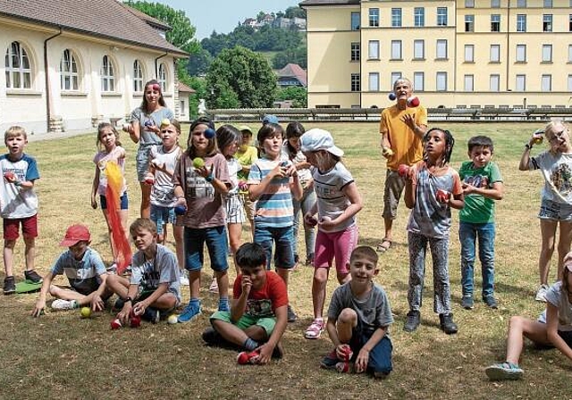 Gezeichnet vom Training: Die Klasse P2c von Lara Büchler (hinten links) und mit Hansruedi Baumann (hinten rechts) übte noch einmal intensiv für die Aufführungen in der Aula. Foto: Peter Winkelmann
