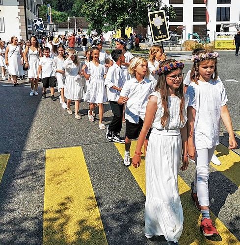 «Ganz in Weiss»: Am Umzug hielten sich die Schüler, hier die 4. Klasse, ans Motto. Foto: Fritz Thut