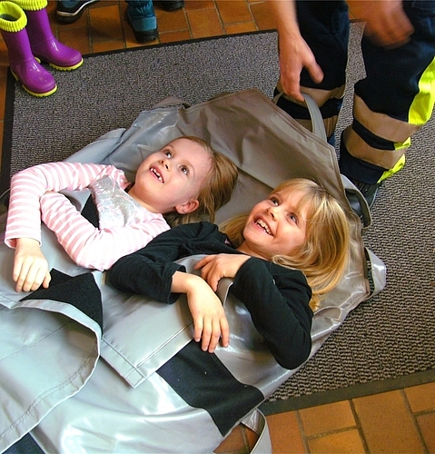 Wie eine Frühlingsrolle: Anouk und Jael bequem in der Vakuummatratze.