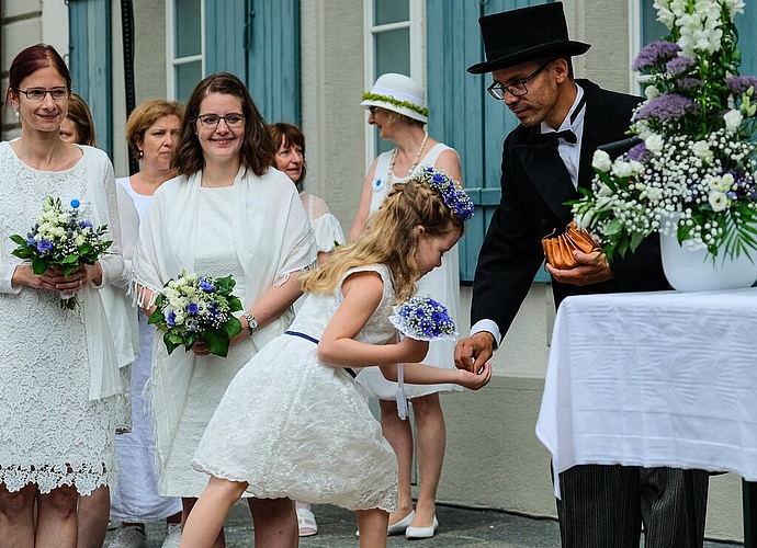 <em>Obligater Knicks:</em> Fränklerübergabe an der Morgenfeier. <em>Obligater Knicks:</em> Fränklerübergabe an der Morgenfeier.