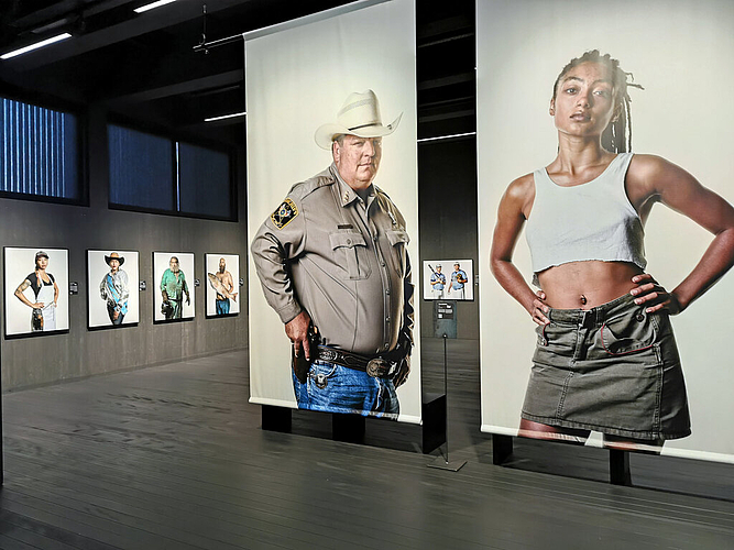 Spiegelbild der USA: Ausstellung «Divided We Stand» von Braschler/Fischer im Stapferhaus. Foto: Fritz Thut
