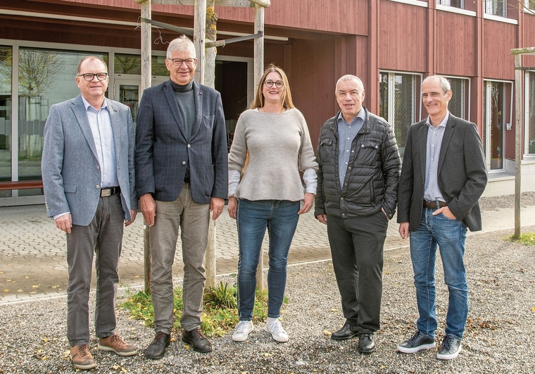 Freuen sich auf die Partnerschaft (v.l.n.r.): Iwan Nussbaumer (EVU Partners AG – externe Beratungsfirma), Daniel Mosimann (Stadtammann Lenzburg), Gemeindeammann Katja Früh, Gemeinderat Patrick Braun sowie Patrick Hauser (CEO SWL Energie AG) Foto: