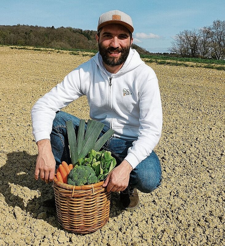 Ernten, was man online sät: «MyFeld.ch», hier Initiant Raphaell Schärer auf einem Feld in Meisterschwanden, machts möglich. Foto: zvg