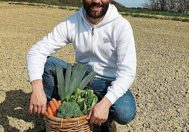 Ernten, was man online sät: «MyFeld.ch», hier Initiant Raphaell Schärer auf einem Feld in Meisterschwanden, machts möglich. Foto: zvg