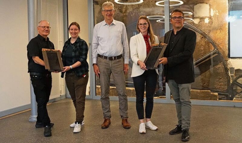 Im Parterre das alte Rad – auf dem Dach moderne Solarziegel. Möglich machten dies – unter vielen anderen – Max Chopard, Fachstelle Umwelt; Laura Eiholzer, DA Eltec AG, Elektroplanung; Daniel Mosimann, Stadtammann; Lea Ruetz, Projektleiterin, am-architektur; André Meier, dipl. Architekt ETH/HTL/SIA, Inhaber am-architektur. Foto: Rinaldo Feusi
