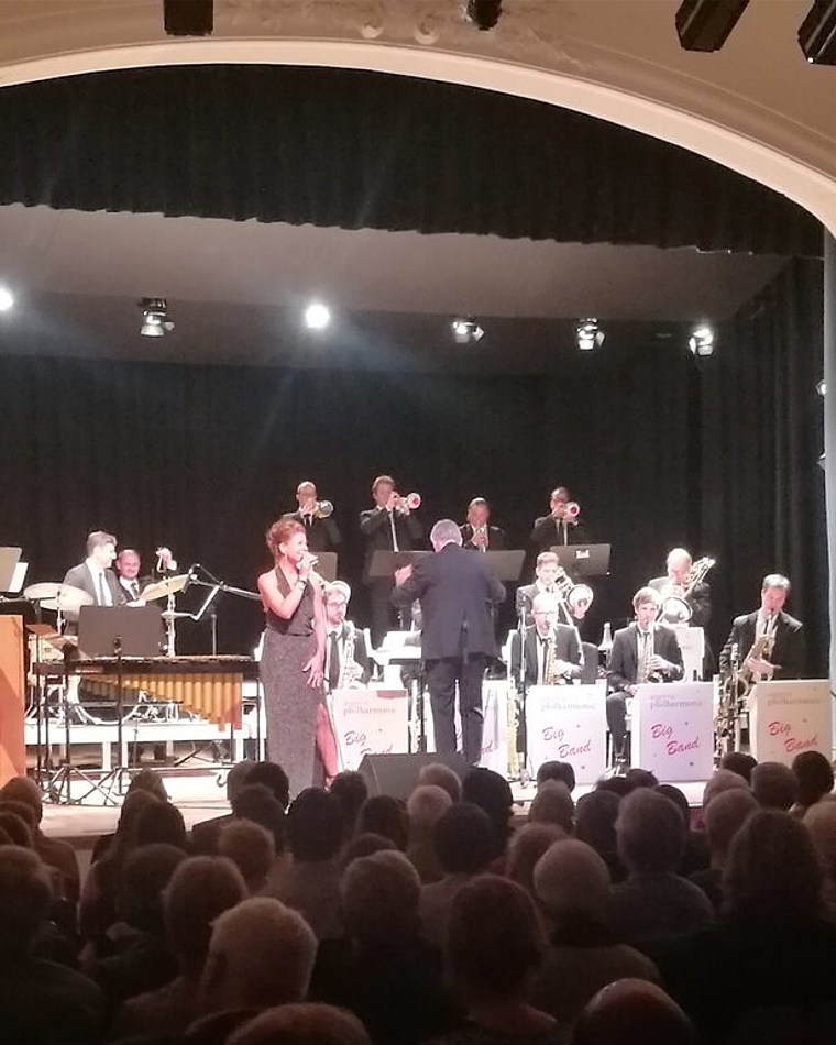 Konzert im Löwensaal: Die von Pepe Lienhard geleitete argovia philharmonic Big Band mit Sängerin Brigitte Wullimann. Foto: Fritz Thut