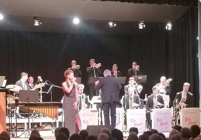 Konzert im Löwensaal: Die von Pepe Lienhard geleitete argovia philharmonic Big Band mit Sängerin Brigitte Wullimann. Foto: Fritz Thut