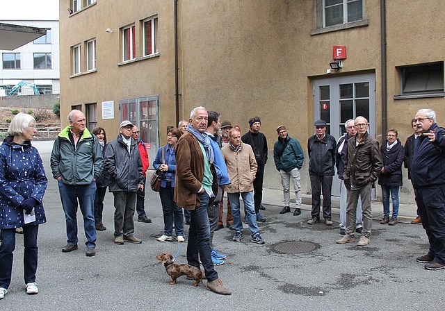 Im Hetexareal: Kurt Badertscher (rechst aussen) orientiert über die Industriegeschichte. Foto: zvg