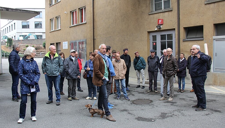Im Hetexareal: Kurt Badertscher (rechst aussen) orientiert über die Industriegeschichte. Foto: zvg