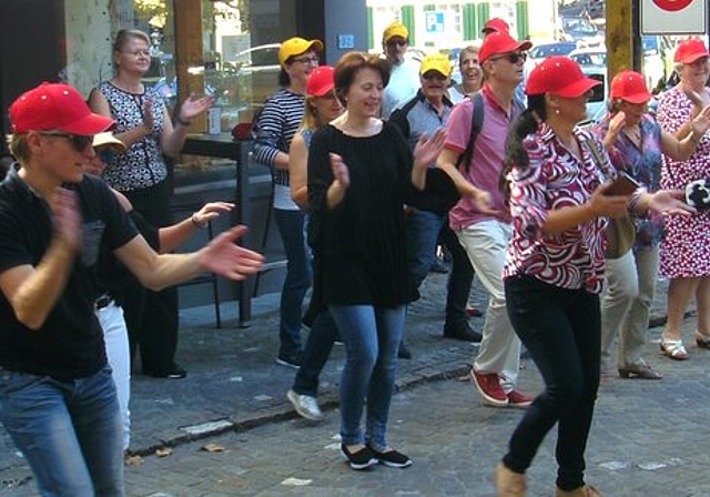 <em>Ansteckende Begeisterung an der gemeinsamen Bewegung:</em> Tanz-Flashmob zum Swissdanceday in der Lenzburger Altstadt. Foto: Stefanie Osswald