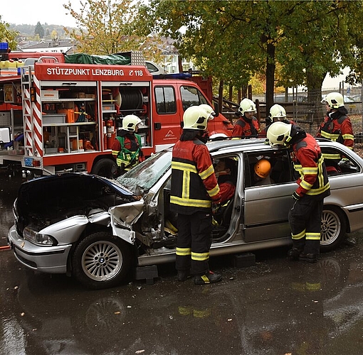 <em>Wie kommt man raus?</em> Rettung bei Unfall mit einem Personenwagen. Fotos. Andreas Walker