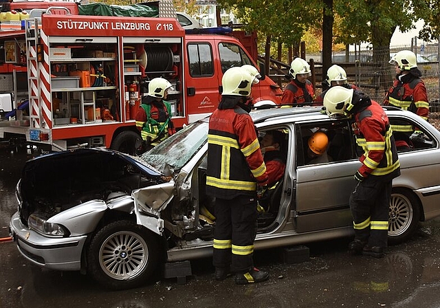 <em>Wie kommt man raus?</em> Rettung bei Unfall mit einem Personenwagen. Fotos. Andreas Walker
