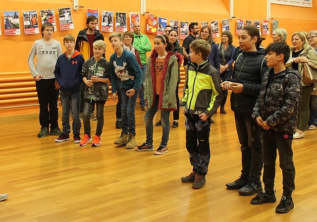 <em>Spannung liegt in der Luft:</em> Vizeammann Andrea Hollinger-Fuchs eröffnet die Vernissage. Foto: Alfred Gassmann
