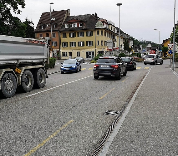 <em>Über 20000 Fahrzeuge pro Tag: </em>Autos vor dem Kreisel in Wildegg. Foto: Fritz Thut