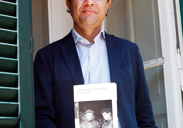 <em>Rückkehr für eine Lesung im Pfarreizentrum der katholischen Kirche Lenzburg:</em> Der italienische Journalist Concetto Vecchio und sein Buch «Cacciateli! Quando i migranti eravamo noi». Foto: zvg
