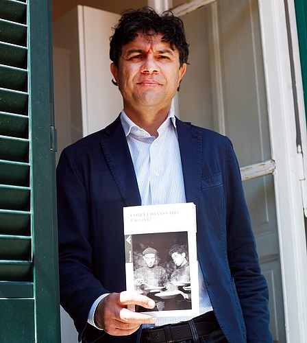 <em>Rückkehr für eine Lesung im Pfarreizentrum der katholischen Kirche Lenzburg:</em> Der italienische Journalist Concetto Vecchio und sein Buch «Cacciateli! Quando i migranti eravamo noi». Foto: zvg
