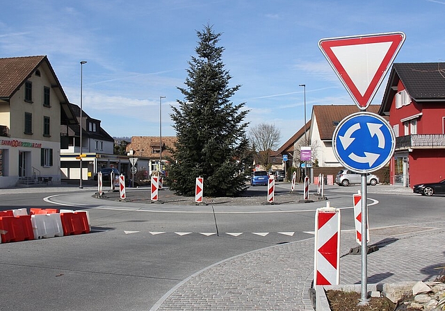 <em>Man darf gespannt sein, wie dereinst der Kreiselschmuck aussehen wird:</em> Heutiger Kreisel Kehrbrunnen. Foto: Alfred Gassmann