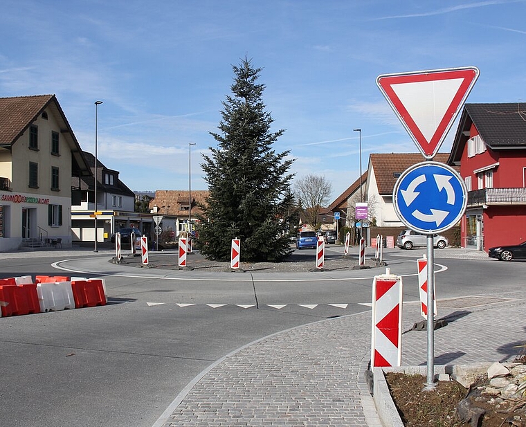 <em>Man darf gespannt sein, wie dereinst der Kreiselschmuck aussehen wird:</em> Heutiger Kreisel Kehrbrunnen. Foto: Alfred Gassmann