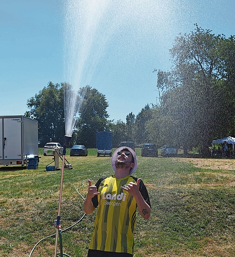 Eine kühle Dusche bei dieser Hitze war Gold wert.Foto: Andreas Walker Eine kühle Dusche bei dieser Hitze war Gold wert.Foto: Andreas Walker