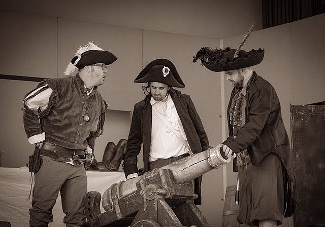 Piraten auf der Theaterbühne in Bettwil: Pascal Widmer, Marco Meili und Mathias Thalmann während den Proben. Foto: zvg