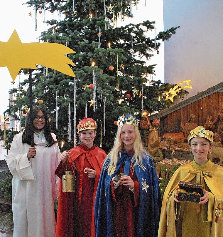 Sie traten auf und bereicherten den Familiengottesdienst: Kinder als Sternträger und Heilige Drei Könige. Foto: Felix Müller