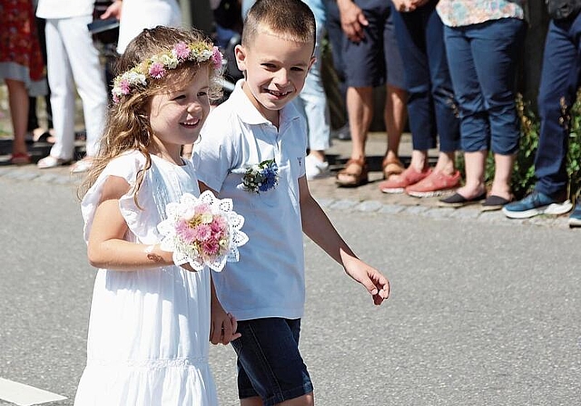 Glückliche Gesichter: Die Mädchen und Jungs waren in Weiss gekleidet. Foto: Deborah Bläuer
