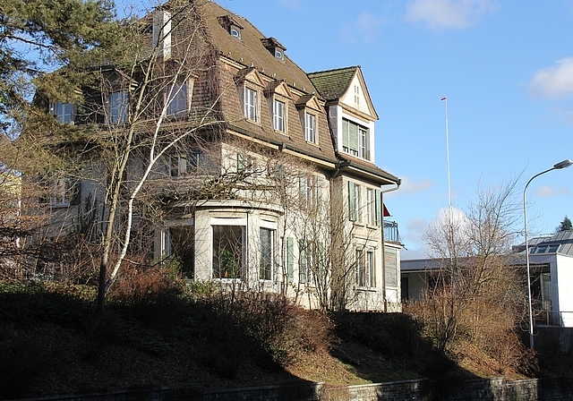 Mehr Erlebniswert auf der Bahnhofstrasse: Stützmauer, Böschung und die Villa Fischer werden abgetragen. Foto: AG