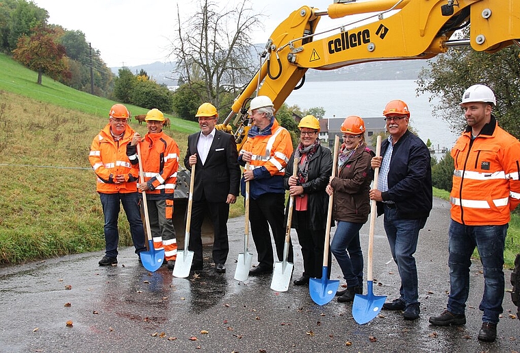 Zuversicht trotz der kommenden Winterzeit: Spatenstich dokumentiert den Beginn der Sanierungsarbeiten an der Birrwiler Seestrasse. Foto: Alfred Gassmann