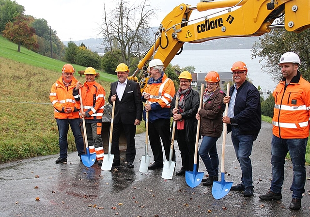 Zuversicht trotz der kommenden Winterzeit: Spatenstich dokumentiert den Beginn der Sanierungsarbeiten an der Birrwiler Seestrasse. Foto: Alfred Gassmann