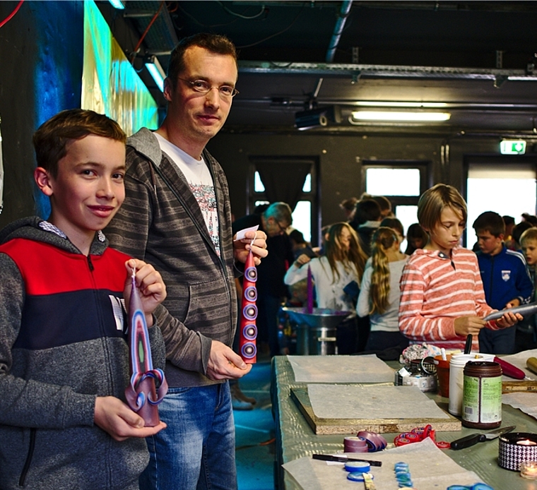 <em>Die Kreativität wird angeregt:</em> Das Kerzenziehen in Lenzburg zieht auch unter neuer Führung die Massen an. Foto: zvg