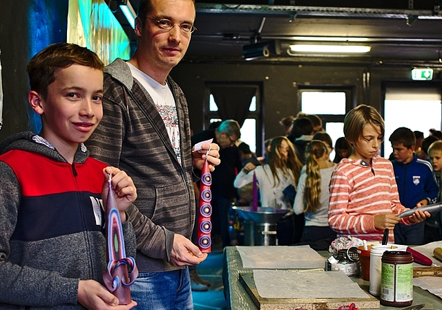 <em>Die Kreativität wird angeregt:</em> Das Kerzenziehen in Lenzburg zieht auch unter neuer Führung die Massen an. Foto: zvg