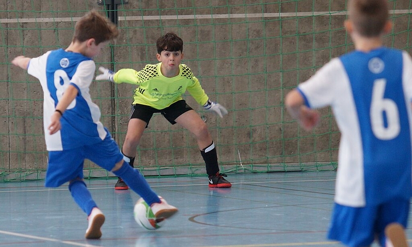 <em>Augen auf, Zunge raus:</em> Der Sarmenstorfer Goalie ist am Junioren-Hallenfussballturnier in Lenzburg bereit für die nächste Rettungsaktion. Fotos: Ruedi Burkart
