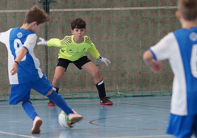 <em>Augen auf, Zunge raus:</em> Der Sarmenstorfer Goalie ist am Junioren-Hallenfussballturnier in Lenzburg bereit für die nächste Rettungsaktion. Fotos: Ruedi Burkart
