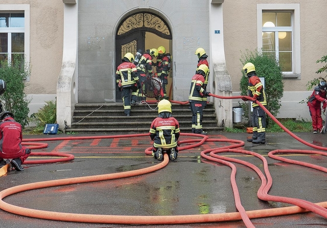 Wasser von allen Seiten: Am Samstag schoss das Wasser nicht nur von oben, sondern auch aus den imposanten Schläuchen der Regio Feuerwehr Lenzburg.Foto: Peter Winkelmann