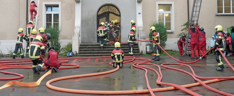Wasser von allen Seiten: Am Samstag schoss das Wasser nicht nur von oben, sondern auch aus den imposanten Schläuchen der Regio Feuerwehr Lenzburg.Foto: Peter Winkelmann