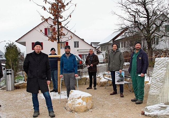 Oase für Mensch und Klima: Eingeweiht im kleinen Rahmen  von Thomas Baumann, Naturama, Marcel Gloor, Landschaftskommission (Lako), Beat Fehlmann, Gemeinderat, Alois Durrer und René Wittwer, Lako, Marco Genoni, Gemeindepräsident Suhr, und Rudolf Ge