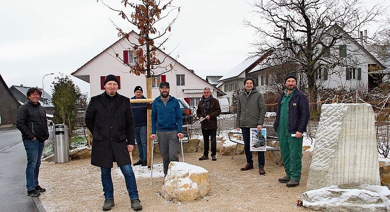 Oase für Mensch und Klima: Eingeweiht im kleinen Rahmen  von Thomas Baumann, Naturama, Marcel Gloor, Landschaftskommission (Lako), Beat Fehlmann, Gemeinderat, Alois Durrer und René Wittwer, Lako, Marco Genoni, Gemeindepräsident Suhr, und Rudolf Ge