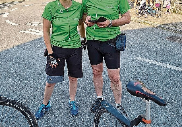 Sind als Vorhut der Läufer unterwegs: Monika Eichenberger und Stefan Jetzer. Foto: Carolin Frei
