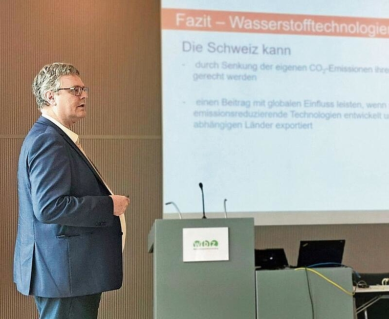 Erläuterte Wasserstoffvision: Hans Michael Kellner an der LLS-«Denkwerkstatt». Foto: Fritz Thut