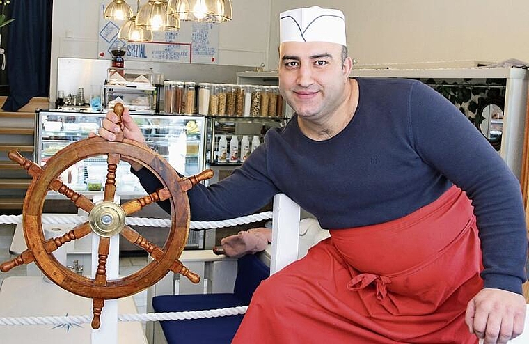 Serviert seinen Kunden Waffeln und Sandwiches: Gastronom Serdar Terzi.Foto: Romi Schmid