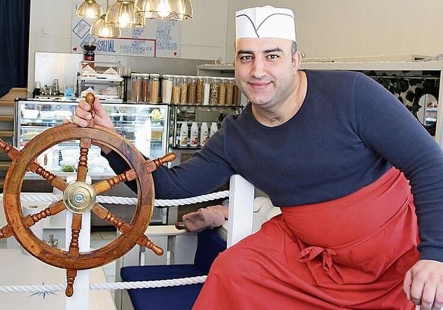 Serviert seinen Kunden Waffeln und Sandwiches: Gastronom Serdar Terzi.Foto: Romi Schmid