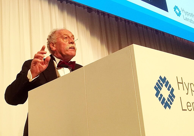 Hob den Mahnfinger: Theodor Bertschinger-Amsler, der erste Verwaltungsratspräsident der «Hypi» von 1868, an der Generalversammlung 2018, verkörpert von Werner Christen. Fotos: Fritz Thut